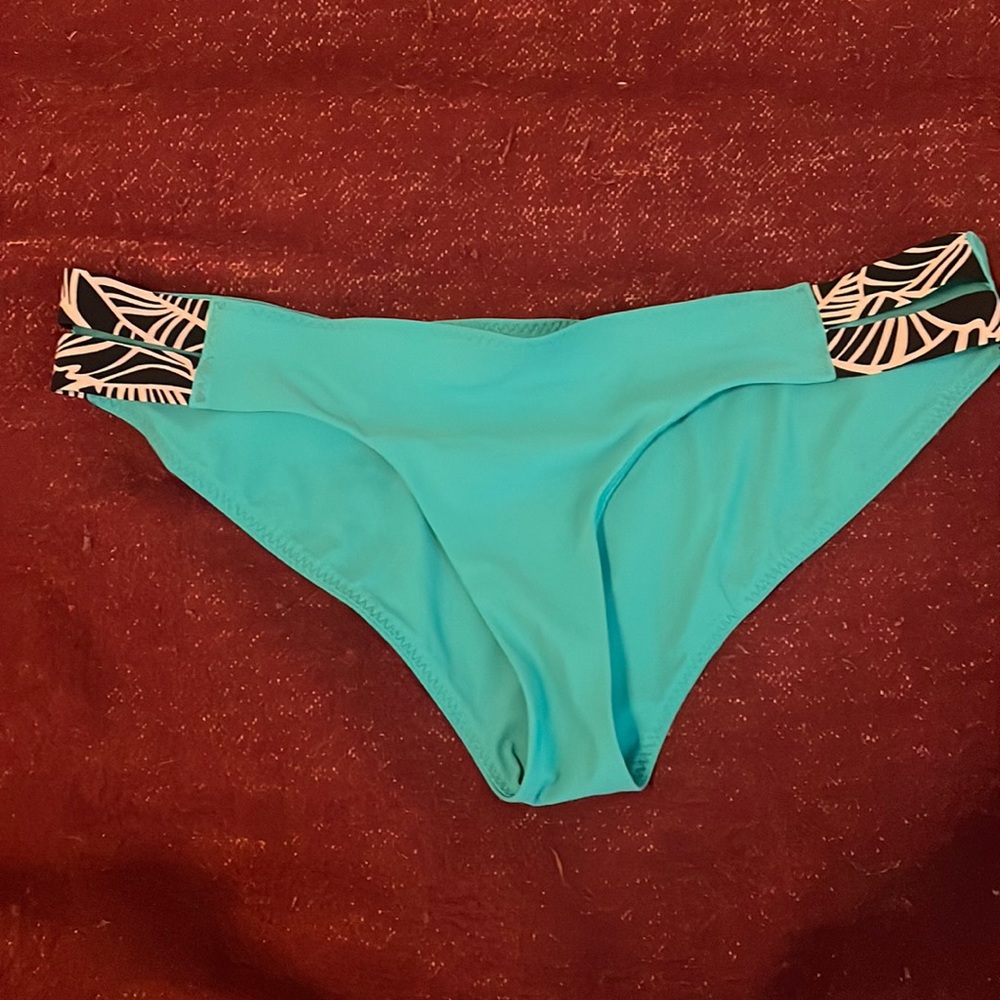 Bikini Luluemon, maybe size 10-12, measures in te picture, good condition